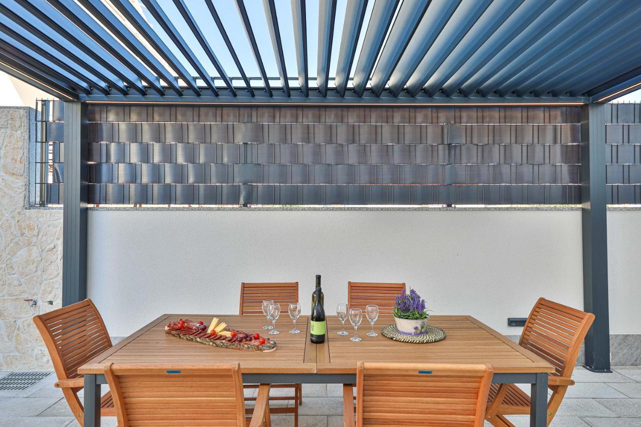 Luxury Apartment Pia With Swimming Pool And Grill تروغير المظهر الخارجي الصورة